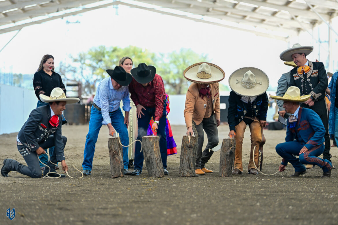 Momento del corte de reata inaugural del novel lienzo charro iturbidense
