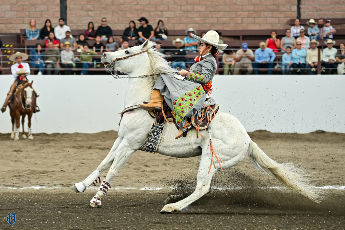 SGM María Elena I, reina nacional charra mayor, inauguró el rectángulo con una emocionante punta de exhibición